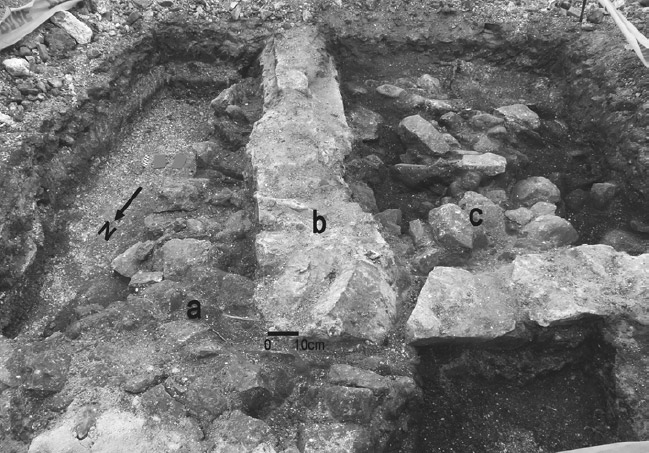 Figura 11. Fotografía de la planta de excavación donde se observa: a) estructura colonial; b) cimientos del siglo XIX; y c) área de relleno