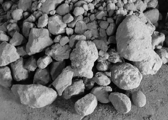 Figura 1. Fotografía de rocas recuperadas en el interior del barco mercante descubierto en Puerto madero. Las mismas fueron utilizadas como lastre