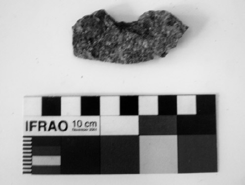 Figura 3. Fotografía de artefacto de granito con la marca de de pinchote. El mismo fue excavado en el sitio Corralón de Floresta, de la ciudad de Buenos Aires (Camino 2007)