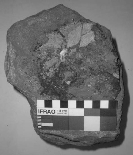 Figura 5. Artefacto de cuarzo arenita del Corralón de Floresta que presenta una capa de asfalto adherida, lo cual puede ayudar a determinar la función del artefacto
