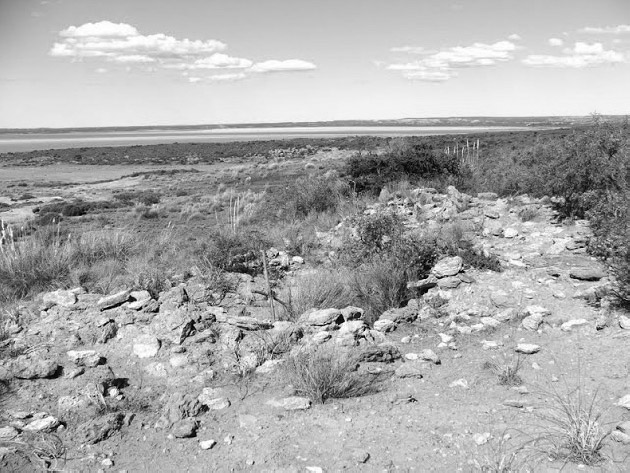 Figura 13. Vista de la estructura de piedra identificada en el Puesto de la Fuente