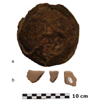 Figura 8. a: Supuesto proyectil de piedra hallado en la zona de la arrocera en el Tabacué. b: tres restos de un posible artefacto de molienda realizado en roca arenisca hallado en superficie en el Tabacué