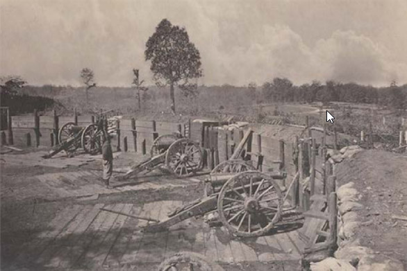 Figura 11. Defensas en Atlanta (Georgia, Estados Unidos) donde puede apreciarse la confección del parapeto con tronera por medio de tapiales. George Barnard, “Rebel Works in Front of Atlanta, GA. No. 2”, 1864, album print, 10” x 13 7/8”, MET Museum NYC