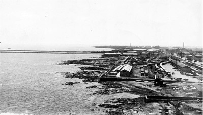 Figura 5 Muelle de las Catalinas que se internaba en el río trescientos metros entre 1872 y 1894; se observa la irregularidad del fondo expuesto en las orillas (Fototeca del Instituto de Arte Americano)
