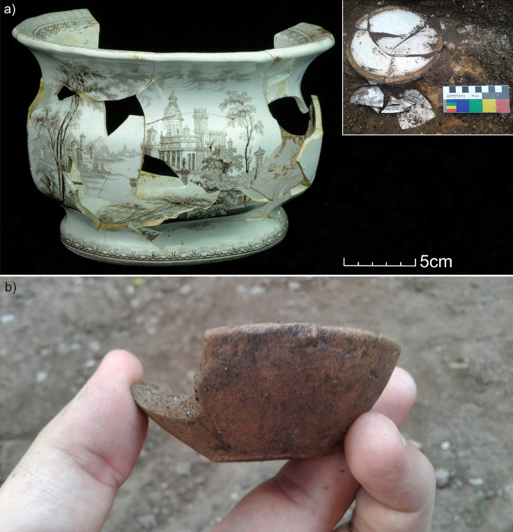 Figura 8. Recipientes identificados no canto Sudoeste aos fundos do cárcere. a) Objeto de faiança fina com cena britânica decorado por técnica transfer printing e acabado com esmalte Pearlware; b) Objeto cerâmico com marcas de produção em torno.