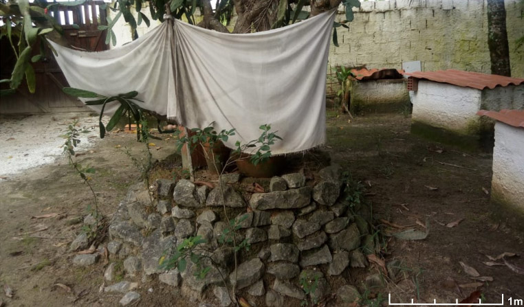 Figura 10. Assentamento de Ayizan presente na roça do Rumpaime Héviosô zôônokum Mean, município de São Gonçalo, Rio de Janeiro