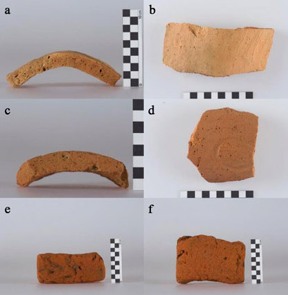 Figura 13. Tejas y ladrillos del período Colonial. a-b: Fragmento de teja curva, sitio Carampangue 1. c-d: Fragmento de teja curva con marca, sitio Plaza de La República. e-f: Fragmento de ladrillo, sitio La Misión de Niebla