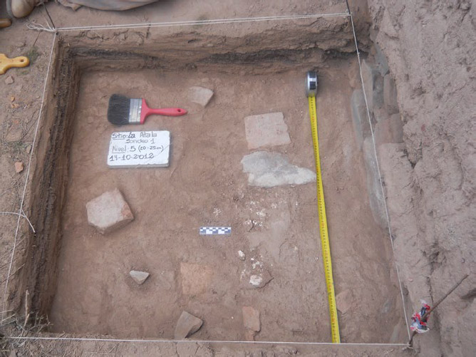 Figura 10. Vista de la excavación del sondeo A-10 en la Estructura II