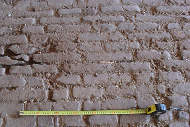 Figura 6. Piso de ladrillo registrado en carpintería