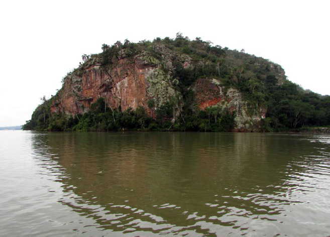 Figura 2. Acantilados de Teyú Cuaré sobre el Río Paraná. Detrás de esta masa pétrea se encuentran las estructuras estudiadas (Fotografía F. Girelli)