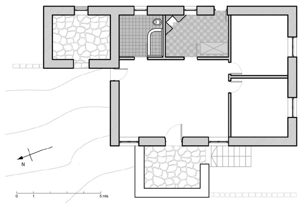 Figura 3. Planta de la Estructura I, una casa moderna con baño, cocina, dos dormitorios y habitación de servicio, pero con enormes muros de piedra sin tallar (Plano de F. Girelli)