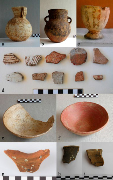 Figura 4. Cerámica de Tradición Indígena de la zona de jurisdicción de Valdivia. 4a) Jarro Estilo Valdivia, sitio Las Mulatas. 4b) Olla con estriamiento anular cuello-cuerpo, sitio Las Mulatas. 4c) Copa con decoración Estilo Valdivia, sitio Millahuillín 2 (comuna de Máfil). 4d) Fragmentos decorados rojo sobre blanco (Estilo Valdivia) distribuidos en el área fundacional de Valdivia. 4e-f) Platos pintados Blanco y rojo, sitio Las Mulatas. 4g-i) Fragmentos con incrustación de mayólicas y piedras, sitio Plaza de la República