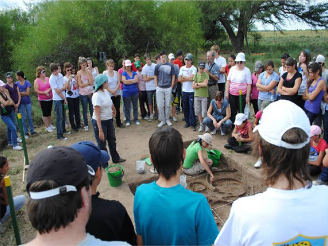 Figura 2. Visita de la comunidad educativa de Alta Italia al sitio arqueológico Posta El Caldén en Marzo de 2011