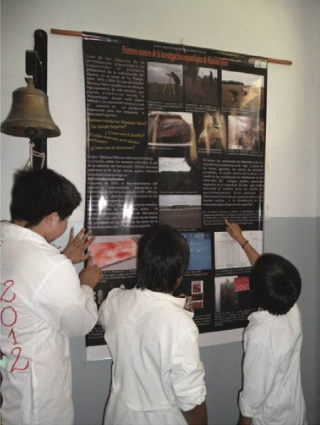 Figura 3. Poster con información de los trabajos arqueológicos realizados en el sitio Mariano Miró expuestos en la Municipalidad de Hilario Lagos