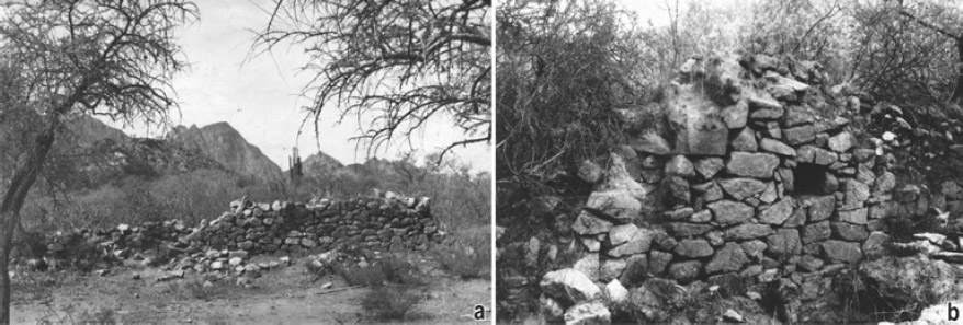 Figura 4. Fotografías tomadas por Weiser hacia el oriente de la fila Paderita (MLP-Ar. Fotografías VIII° Expedición Arqueológica Benjamín Muniz Barreto a la Provincia de Catamarca, 1925/1926); a: esta imagen corresponde a un segmento de la pared frontal de la kallanka 5; b: esta imagen ha sido difícil identificar debido a las tareas de reconstrucción por anastilosis efectuadas en el sitio durante la década del 90 del siglo XX. Igualmente, no descartamos que se trate de una de las paredes de la kallanka 1
