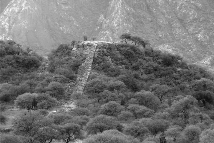 Figura 9. Cerrito solitario del campo al que alude Weiser en su diario. Actualmente se lo conoce como Cerro Aterrazado Oriental o Huaca del Sol