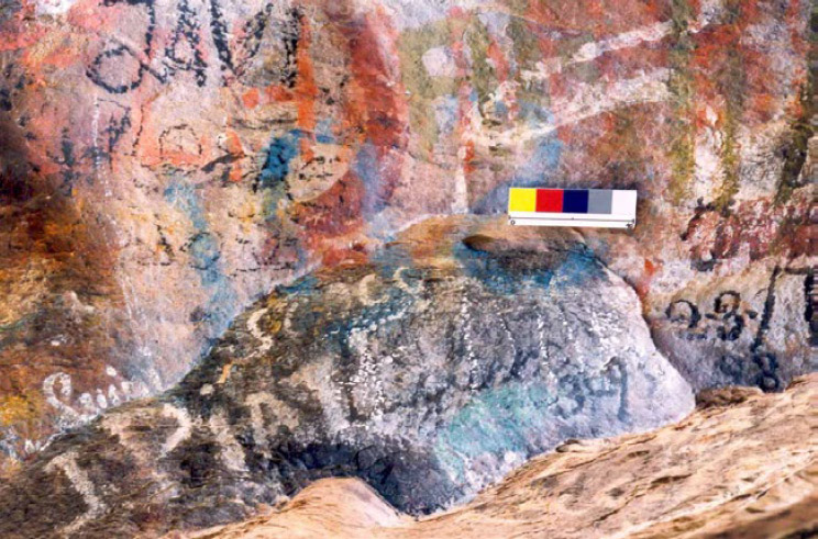 Figura 2: Graffiti superpuestos y “fechados” del sitio Gruta de los Espíritus, partido de Saavedra Provincia de Buenos Aires)