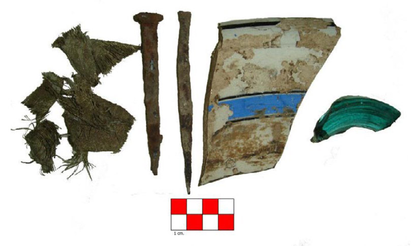 Figura 9. La imagen muestra los restos materiales de clavos, loza y parte de una botella gruesa recuperados durante la excavación de la Capilla