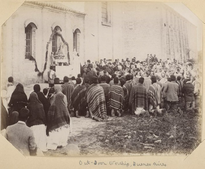 Figura 1. Devotos, Salta - Out door worship, Buenos Aires. Álbum 44 - Image Archive - Latin American Library - Tulane University
