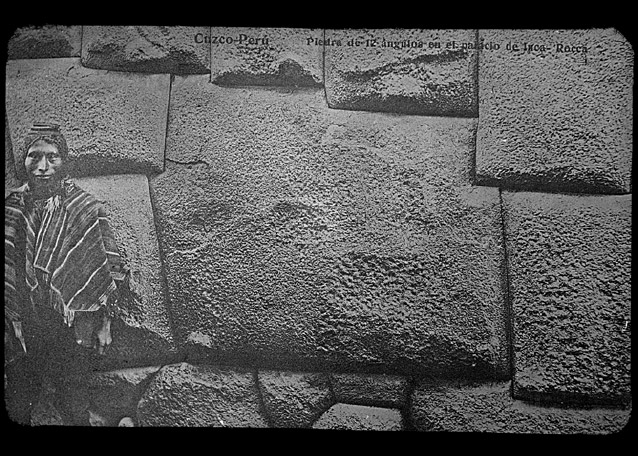 Figura 3. Piedra de 12 ángulos en el palacio de Inca. Inca Brickwork, Peru. Colección 56 - Image Archive - Latin American Library - Tulane University 