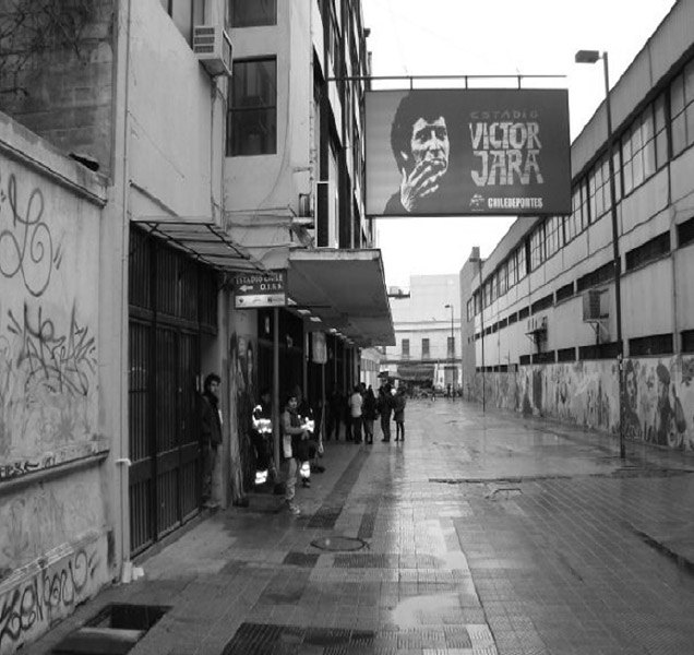 Figura 1. El actual Estadio Víctor Jara. Fotografía por su acceso por la calle Arturo Godoy