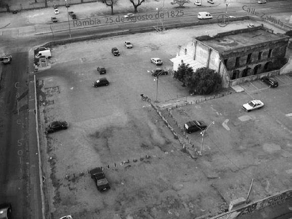 Figura 1. Localización de la manzana objeto de estudio (fotografía tomada desde las instalaciones del Banco República Oriental del Uruguay por los autores 03/11/2008) con consignación de las calles. En la manzana se observan los restos aún en pie del cuerpo central del Apostadero Naval (hacia el NE de la manzana)