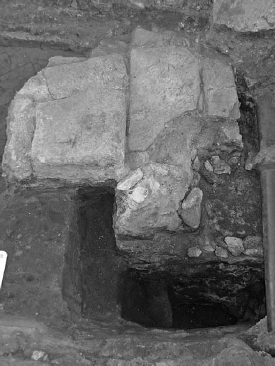 Figura 12. Muro, cimientos asociados y estructura de losas (Excavación 1). Dicha excavación se ubicó al oeste de los restos en pie del Apostadero Naval