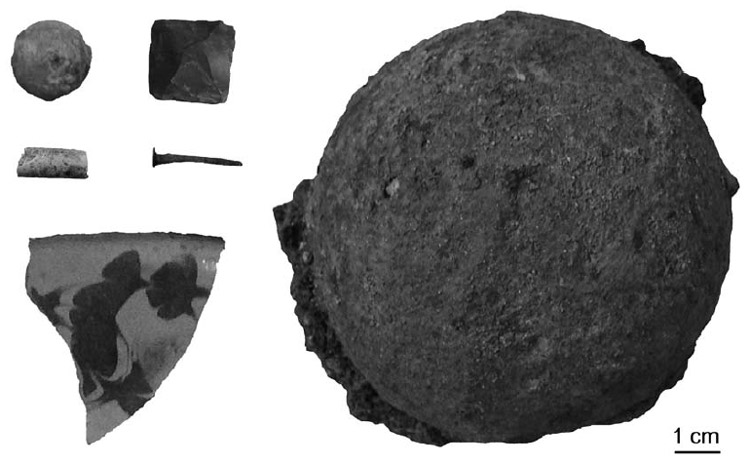 Figura 13. Ejemplos de algunos de los materiales arqueológicos recuperados durante las tareas de campo (balas de cañón, piedra de chispa y proyectil de plomo asociados a las estructuras del Apostadero localizadas en la Excavación |; botijas de aceite, las cuales se adscriben al siglo XVIII, si bien siguen siendo reutilizadas a comienzos del siglo XIX, por su ubicación estratigráfica y en asociación a los elementos del Apostadero; cerámica slipware (siglo XVIII) recuperada en la Excavación II y en asociación con los cimientos del Hospital de Marina; clavos de aleación de cobre cortados asociados a estructuras del Apostadero (fin siglo XVIII y comienzos del siglo XIX); fragmento de canuto de pipa de caolín (siglo XVIII)