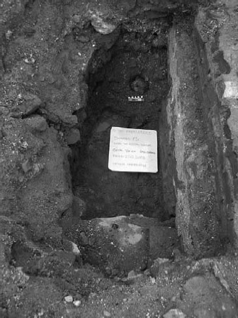 Figura 16. Construcción moderna sobre cimiento de piedra y argamasa, asociado a bala de cañón (Sector NE manzana). Sondeo de tales dimensiones ubicado en el sector denominado por nosotros con el N° 3