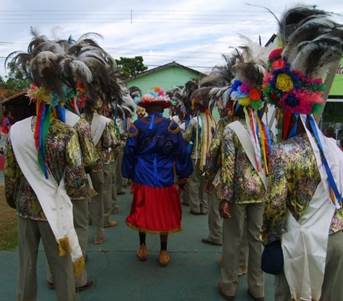 Figura 3: Soldados del Congo de San Benito de Vila Bela se presentan durante la Festança