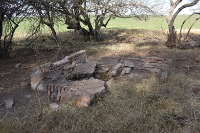 Figura 6. Restos de estructuras de la escuela de Colonia La Alfalfa (Dr. Landa y Lic Montanari 2021)