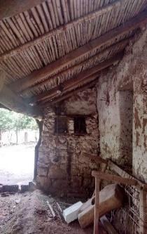 Figura 6. Galería techada en el puesto de Pantanillo. Se observa la cubierta de peinadillo amarrada a las vigas de madera y de hornacinas en uno de los muros laterales. Fotografía de autora (2017)