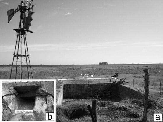Figura 10. a: Pileta de almacenamiento de agua; b: Boca del túnel que descarga el agua conducida desde la piletita