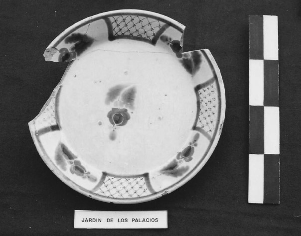 Figura 6. Plato extendido de mayólica policroma aguascalentense. Procedencia Jardín de los Palacios, Aguascalientes, México