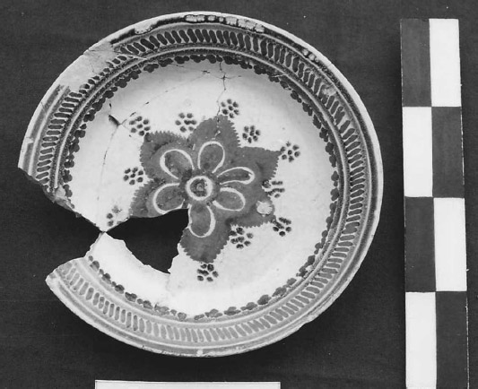 Figura 7. Plato extendido de mayólica policroma aguascalentense. Procedencia Jardín de los Palacios, Aguascalientes, México