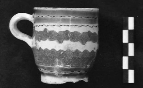 Figura 12. Taza de mayólica polícroma aguascalentense. Procedencia Jardín de los Palacios, Aguascalientes, México