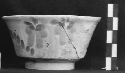 Figura 13. Taza de mayólica naranja sobre blanco aguascalentense. Procedencia Jardín de los Palacios, Aguascalientes, México