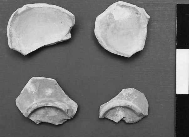 Figura 5. Fondos de tazón y soportes de tipo anular de tazón después de su primera cocción. Procedencia terrados de la Casa Terán, Aguascalientes, México