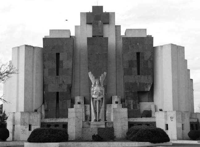 Figura 3. Frente del portal del cementerio.