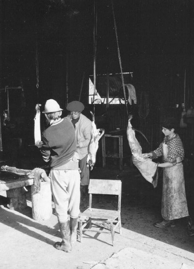 Figura 2. Nutrieros adultos y un niño procesando coipos en Chascomús (Foto inédita tomada por María Isabel González, 1993)