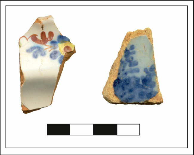 Figura 5: Der. Fragmento de mayólica de Alcora. Izq. Fragmento de mayólica Sevilla Azul sobre azul. Ambos fueron recuperados en Nuestra Señora de Loreto de Ingaguasi
