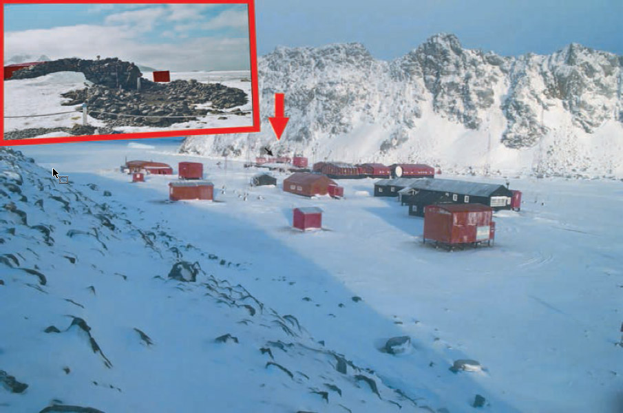Figura 2. Vista general de la base Orcadas y detalle de la casa Omond. La flecha marca la ubicación de la casa Omond en la base del cerro