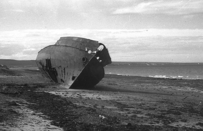 Figura 3. Pecio Colomba, tiempo después de su abandono definitivo (Fuente: Archivo Fotográfico de Centro de Estudios Históricos de Puerto Madryn 2014)