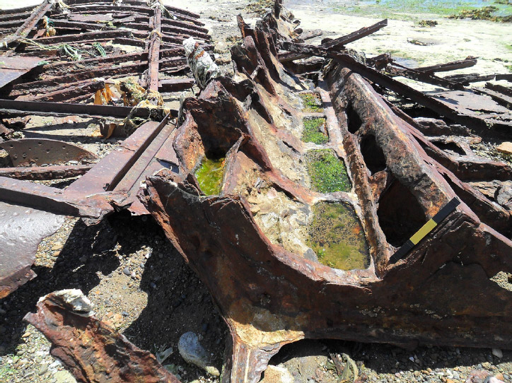 Figura 10. Cama de la bancada de la máquina, vista de proa hacia popa. Escala: 30 cm (Foto: J. Frère 2014)