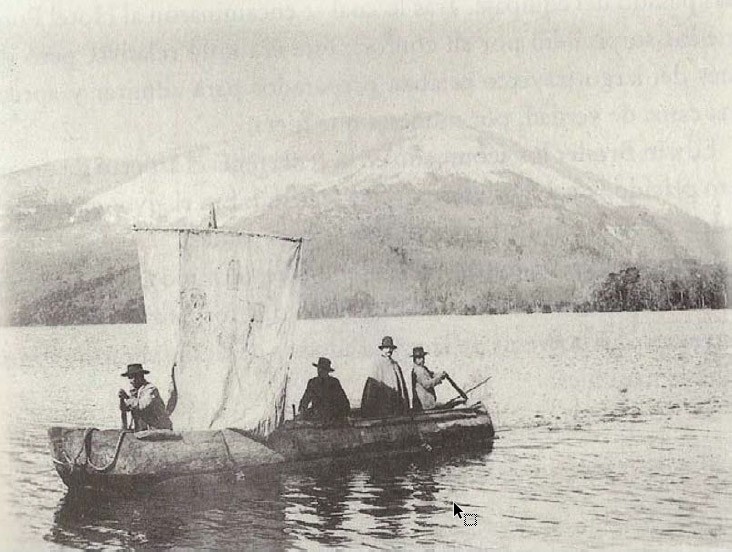Figura 3. Canoa monóxila navegando en el lago Lacar. Imagen de Jacques de Larminat, agosto de 1910. Publicada por su hijo Martín (Larminat 2004)