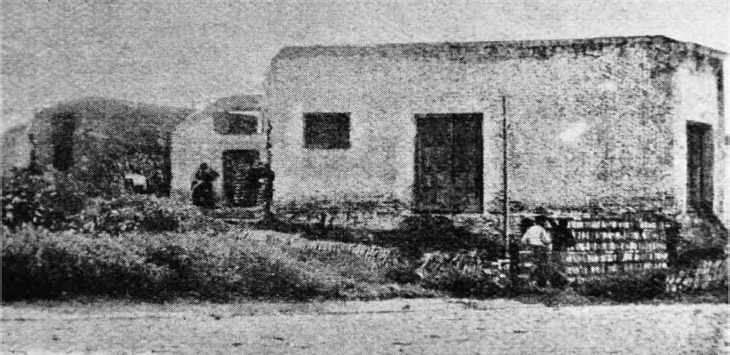 Figura 6: Foto de los restos del “Caserío de los Negros” que acompaña un artículo de la revista “Rojo y Blanco”, publicado el 13 de diciembre del 1902, donde se noticia que fueron demolidos